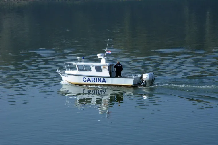 10.10.2018., Slavonski Brod - Na Savi je u jutarnjim satima uočeno oneči&scaron;ćenje, nakon sinoćnje eksplozije u rafineriji u Bosanskom Brodu. Službe su na terenu, angazirana je tvrtka AEKS koja se bavi sanacijom takvih oneči&scaron;ćenja, a i vatrogasci će s njima poku&scaron;ati napraviti sanaciju rijeke Save i utvrditi uzrok.  Načelnik Bosanskog Broda, pak, tvrdi da je mrlja 'dezinformacija'