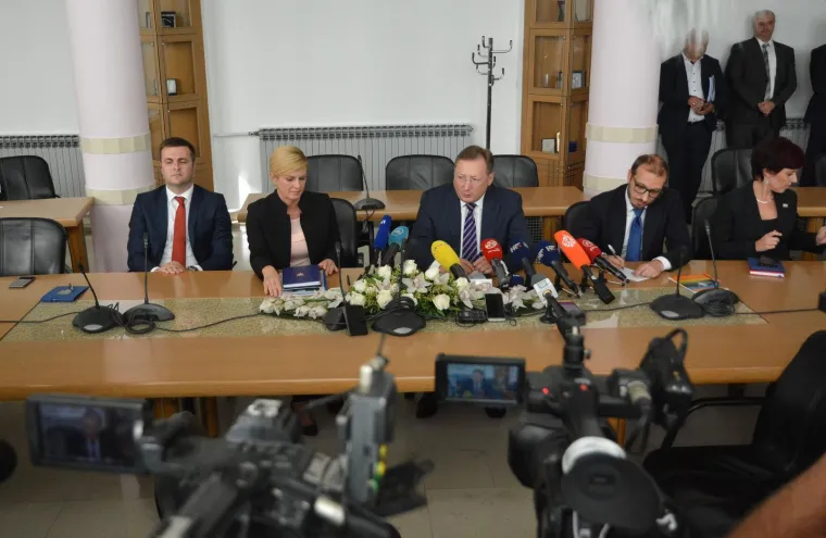 Predsjednica i direktor Zarubeznefta na konferenciji nakon eksplozije u Bosanskom Brodu