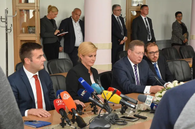 Predsjednica i direktor Zarubeznefta na konferenciji nakon eksplozije u Bosanskom Brodu