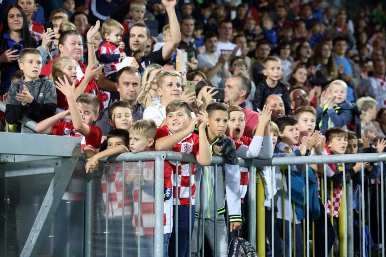 VELIČANSTVENA UVERTIRA ZA ENGLEZE U LIGI NACIJA: Vatreni trenirali na prepunoj Rujevici