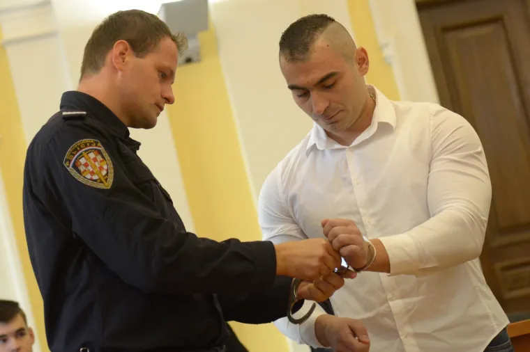 Nakon &scaron;to je Kovačević u lisicama doveden iz zadarskog pritvora, u sudnici se u pratnji Dragane Marine iz Odjela za podr&scaron;ku žrtvama pojavila i 18-godi&scaron;nja Zadranka koju u ovom postupku zastupa zadarski odvjetnik Milan Petričić, pi&scaron;e Zadarski.hr.