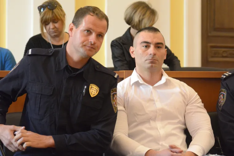 POČELO SUĐENJE MONSTRUMU KOJI JE BRUTALNO PRETUKAO BIV&Scaron;U CURU: U sudnicu doveden u lisicama