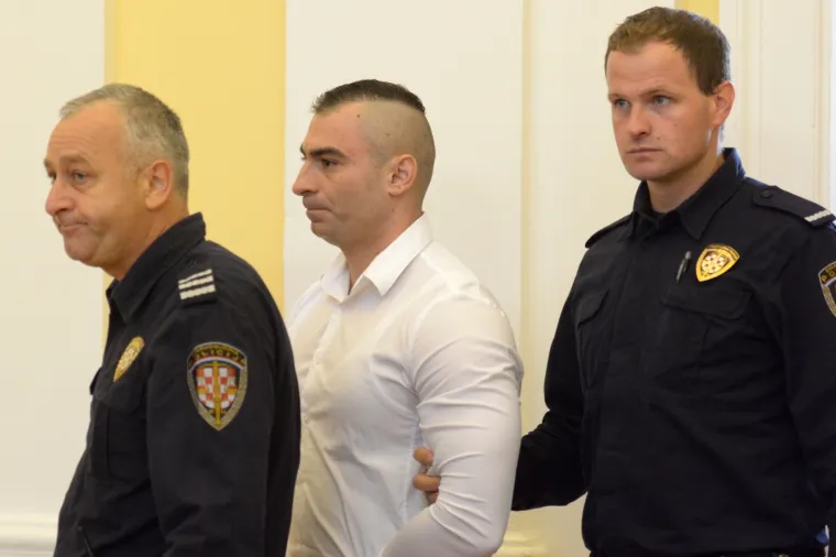 POČELO SUĐENJE MONSTRUMU KOJI JE BRUTALNO PRETUKAO BIV&Scaron;U CURU: U sudnicu doveden u lisicama