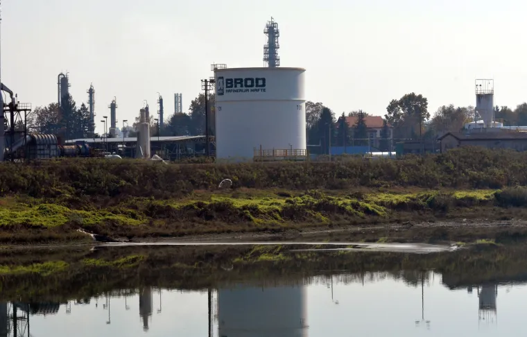 Pogledajte kako rafinerija u Bosanskom Brodu izgleda dva dana nakon eksplozije i velikog požara