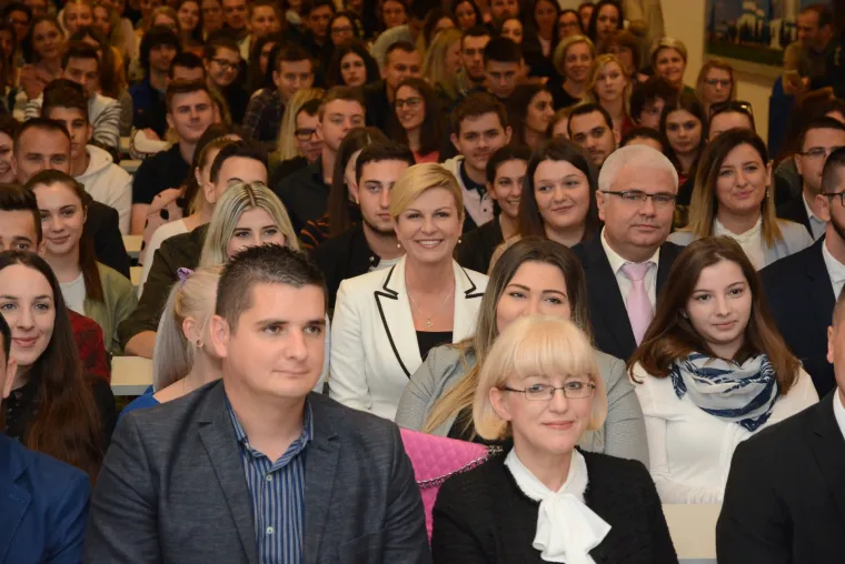 (Ne)očekivan potez predsjednice u Virovitici: Nakon susreta sa studentima ručala u menzi