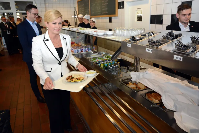 (Ne)očekivan potez predsjednice u Virovitici: Nakon susreta sa studentima ručala u menzi