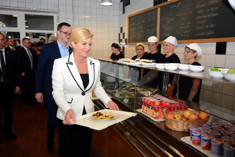 NETKO JE ZASLUŽIO PETICU IZ POPULIZMA: Predsjednica u Virovitici ručala sa studentima u menzi i snimala selfije