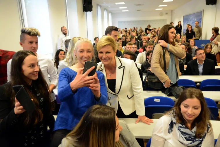 &bdquo;Svaki dio Hrvatske jednako je bitan za razvoj, a jednakomjeran razvoj bitan je jer ne smijemo dopustiti da imamo izolirana područja. Želimo vratiti život u sva područja, zbog toga je bitna decentralizacija i uspostava &scaron;kola u malim sredinama. Ne smijemo imati kvadricentričan razvoj&rdquo;, naglasila je predsjednica Grabar Kitarović i čestitala studentima na odluci da studiraju u maloj sredini te poručila da je cjeloživotno obrazovanje ključno jer se svijet vrlo brzo mijenja.