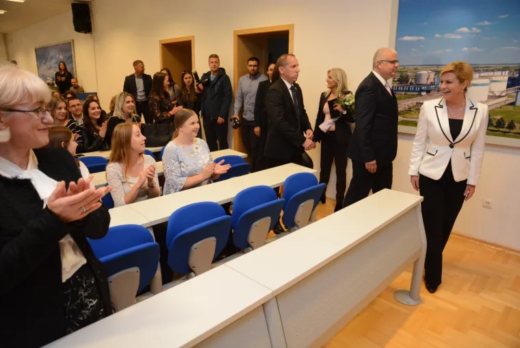Predsjednica Republike Kolinda Grabar Kitarović posjetila je u četvrtak u Virovitici Visoku &scaron;kolu za menadžment u turizmu i informatici, gdje je u razgovoru sa studentima naglasila važnost cjeloživotnog obrazovanja te ravnomjernog razvoja Hrvatske, čemu pridonosi uspostava &scaron;kola u malim sredinama.