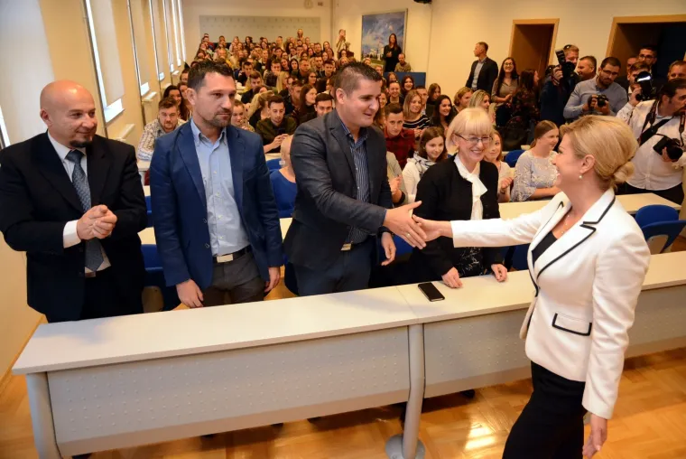 U razgovoru sa studentima predsjednica Republike je Visoku &scaron;kolu za menadžment u turizmu i informatici navela kao pozitivan primjer decentralizacije Hrvatske.