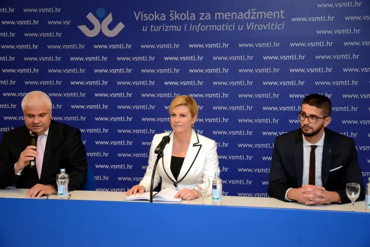 &bdquo;Kao doktorandica vrlo pozorno slu&scaron;am va&scaron;a razmi&scaron;ljanja i doista mi je drago &scaron;to je ovdje riječ o trži&scaron;no orijentiranoj &scaron;koli. Male sredine često pružaju vi&scaron;u kvalitetu života, iako se to ne shvaća. Jurimo za uzbuđenjima velikih gradova, a onda se od njih ponekad i umorimo&rdquo;, kazala je predsjednica Grabar Kitarović. (H)