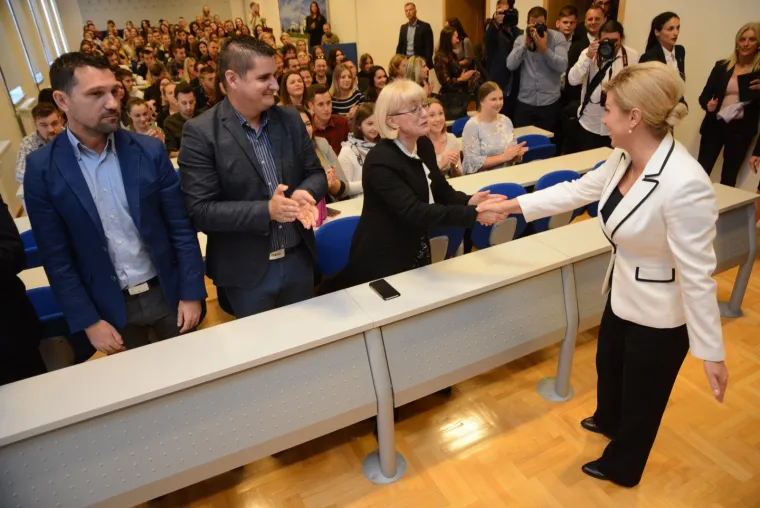 Dekan Oliver Jukić predsjednicu je upoznao s razvojnim planovima Visoke &scaron;kole, koja ima odjele ekonomije, ICT-a i turizma. Naglasio je iznimno uspje&scaron;nu suradnju s lokalnom zajednicom. Svi gradovi i općine Virovitičko-podravske županije, kao i sama Županija, sudjeluju u financiranju tro&scaron;kova, rekao je i kao posljednju u nizu investicija naveo studentski dom, izgrađen pro&scaron;le godine, &scaron;to je gotovo u potpunosti financirano novcem iz EU fondova.