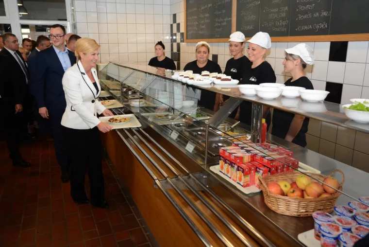 NETKO JE ZASLUŽIO PETICU IZ POPULIZMA: Predsjednica u Virovitici ručala sa studentima u menzi i snimala selfije