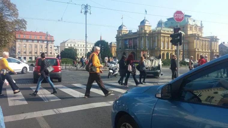 Prometna usred Zagreba: Automobil zadarskih tablica preokrenuo se na krov i blokirao promet