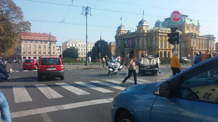 Prometna usred Zagreba: Automobil zadarskih tablica preokrenuo se na krov i blokirao promet