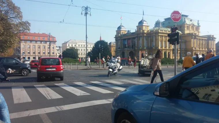Prometna usred Zagreba: Automobil zadarskih tablica preokrenuo se na krov i blokirao promet