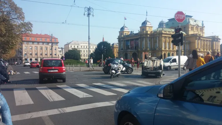 Prometna usred Zagreba: Automobil zadarskih tablica preokrenuo se na krov i blokirao promet