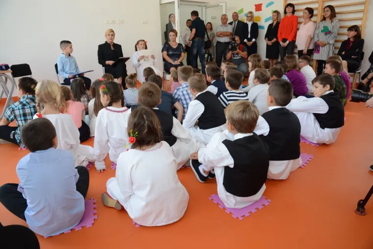 Predsjednica Republike Hrvatske Kolinda Grabar-Kitarović 11. i 12. listopada izmjestila je svoj Ured u Virovitičko-podravsku županiju. Predsjednica je svoj boravak počela jutros ispred zgrade Županije, gdje je s domaćinima, županom Igorom Androvićem i gradonačelnikom Grada Virovitice Ivicom Kirinom nazočila podizanju predsjedničke zastave. U poslijepodnevnim satima Predsjednica je obi&scaron;la Osnovnu &scaron;kolu Augusta Cesarca, područnu &scaron;kolu Bu&scaron;etina u &Scaron;pi&scaron;ić Bukovici, gdje je u nastavku projekta 'Hrvatska čita' zajedno s djecom čitala ulomke iz djela 'Čudnovate zgode &scaron;egrta Hlapića' Ivane Brlić Mažuranić. Potom je posjetila tvrtku Safram d.o.o. u općini Lukac, te tvrtku Brana d.o.o. i Panonski drvni centar kompetencija u Virovitici.