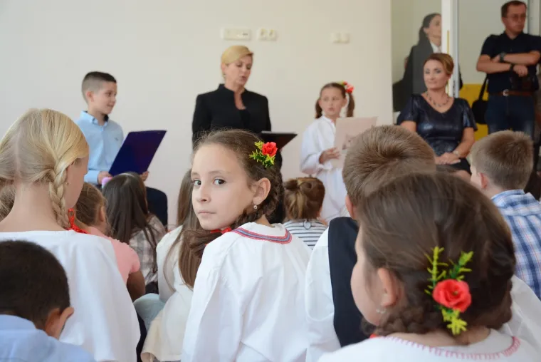 Predsjednica Republike Hrvatske Kolinda Grabar-Kitarović 11. i 12. listopada izmjestila je svoj Ured u Virovitičko-podravsku županiju. Predsjednica je svoj boravak počela jutros ispred zgrade Županije, gdje je s domaćinima, županom Igorom Androvićem i gradonačelnikom Grada Virovitice Ivicom Kirinom nazočila podizanju predsjedničke zastave. U poslijepodnevnim satima Predsjednica je obi&scaron;la Osnovnu &scaron;kolu Augusta Cesarca, područnu &scaron;kolu Bu&scaron;etina u &Scaron;pi&scaron;ić Bukovici, gdje je u nastavku projekta 'Hrvatska čita' zajedno s djecom čitala ulomke iz djela 'Čudnovate zgode &scaron;egrta Hlapića' Ivane Brlić Mažuranić. Potom je posjetila tvrtku Safram d.o.o. u općini Lukac, te tvrtku Brana d.o.o. i Panonski drvni centar kompetencija u Virovitici.