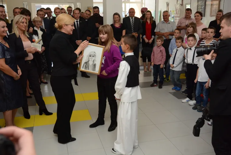 Predsjednica Republike Hrvatske Kolinda Grabar-Kitarović 11. i 12. listopada izmjestila je svoj Ured u Virovitičko-podravsku županiju. Predsjednica je svoj boravak počela jutros ispred zgrade Županije, gdje je s domaćinima, županom Igorom Androvićem i gradonačelnikom Grada Virovitice Ivicom Kirinom nazočila podizanju predsjedničke zastave. U poslijepodnevnim satima Predsjednica je obi&scaron;la Osnovnu &scaron;kolu Augusta Cesarca, područnu &scaron;kolu Bu&scaron;etina u &Scaron;pi&scaron;ić Bukovici, gdje je u nastavku projekta 'Hrvatska čita' zajedno s djecom čitala ulomke iz djela 'Čudnovate zgode &scaron;egrta Hlapića' Ivane Brlić Mažuranić. Potom je posjetila tvrtku Safram d.o.o. u općini Lukac, te tvrtku Brana d.o.o. i Panonski drvni centar kompetencija u Virovitici.