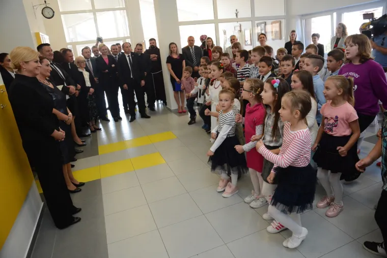 Predsjednica Republike Hrvatske Kolinda Grabar-Kitarović 11. i 12. listopada izmjestila je svoj Ured u Virovitičko-podravsku županiju. Predsjednica je svoj boravak počela jutros ispred zgrade Županije, gdje je s domaćinima, županom Igorom Androvićem i gradonačelnikom Grada Virovitice Ivicom Kirinom nazočila podizanju predsjedničke zastave. U poslijepodnevnim satima Predsjednica je obi&scaron;la Osnovnu &scaron;kolu Augusta Cesarca, područnu &scaron;kolu Bu&scaron;etina u &Scaron;pi&scaron;ić Bukovici, gdje je u nastavku projekta 'Hrvatska čita' zajedno s djecom čitala ulomke iz djela 'Čudnovate zgode &scaron;egrta Hlapića' Ivane Brlić Mažuranić. Potom je posjetila tvrtku Safram d.o.o. u općini Lukac, te tvrtku Brana d.o.o. i Panonski drvni centar kompetencija u Virovitici.