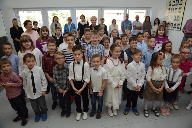 Predsjednica Republike Hrvatske Kolinda Grabar-Kitarović 11. i 12. listopada izmjestila je svoj Ured u Virovitičko-podravsku županiju. Predsjednica je svoj boravak počela jutros ispred zgrade Županije, gdje je s domaćinima, županom Igorom Androvićem i gradonačelnikom Grada Virovitice Ivicom Kirinom nazočila podizanju predsjedničke zastave. U poslijepodnevnim satima Predsjednica je obi&scaron;la Osnovnu &scaron;kolu Augusta Cesarca, područnu &scaron;kolu Bu&scaron;etina u &Scaron;pi&scaron;ić Bukovici, gdje je u nastavku projekta 'Hrvatska čita' zajedno s djecom čitala ulomke iz djela 'Čudnovate zgode &scaron;egrta Hlapića' Ivane Brlić Mažuranić. Potom je posjetila tvrtku Safram d.o.o. u općini Lukac, te tvrtku Brana d.o.o. i Panonski drvni centar kompetencija u Virovitici.