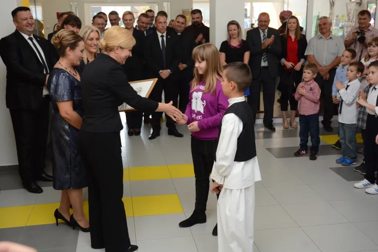 Predsjednica Republike Hrvatske Kolinda Grabar-Kitarović 11. i 12. listopada izmjestila je svoj Ured u Virovitičko-podravsku županiju. Predsjednica je svoj boravak počela jutros ispred zgrade Županije, gdje je s domaćinima, županom Igorom Androvićem i gradonačelnikom Grada Virovitice Ivicom Kirinom nazočila podizanju predsjedničke zastave. U poslijepodnevnim satima Predsjednica je obi&scaron;la Osnovnu &scaron;kolu Augusta Cesarca, područnu &scaron;kolu Bu&scaron;etina u &Scaron;pi&scaron;ić Bukovici, gdje je u nastavku projekta 'Hrvatska čita' zajedno s djecom čitala ulomke iz djela 'Čudnovate zgode &scaron;egrta Hlapića' Ivane Brlić Mažuranić. Potom je posjetila tvrtku Safram d.o.o. u općini Lukac, te tvrtku Brana d.o.o. i Panonski drvni centar kompetencija u Virovitici.