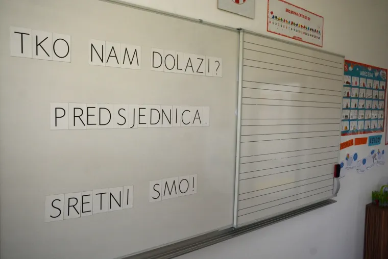 Predsjednica Republike Hrvatske Kolinda Grabar-Kitarović 11. i 12. listopada izmjestila je svoj Ured u Virovitičko-podravsku županiju. Predsjednica je svoj boravak počela jutros ispred zgrade Županije, gdje je s domaćinima, županom Igorom Androvićem i gradonačelnikom Grada Virovitice Ivicom Kirinom nazočila podizanju predsjedničke zastave. U poslijepodnevnim satima Predsjednica je obi&scaron;la Osnovnu &scaron;kolu Augusta Cesarca, područnu &scaron;kolu Bu&scaron;etina u &Scaron;pi&scaron;ić Bukovici, gdje je u nastavku projekta 'Hrvatska čita' zajedno s djecom čitala ulomke iz djela 'Čudnovate zgode &scaron;egrta Hlapića' Ivane Brlić Mažuranić. Potom je posjetila tvrtku Safram d.o.o. u općini Lukac, te tvrtku Brana d.o.o. i Panonski drvni centar kompetencija u Virovitici.