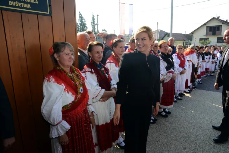 Predsjednica Republike Hrvatske Kolinda Grabar-Kitarović 11. i 12. listopada izmjestila je svoj Ured u Virovitičko-podravsku županiju. Predsjednica je svoj boravak počela jutros ispred zgrade Županije, gdje je s domaćinima, županom Igorom Androvićem i gradonačelnikom Grada Virovitice Ivicom Kirinom nazočila podizanju predsjedničke zastave. U poslijepodnevnim satima Predsjednica je obi&scaron;la Osnovnu &scaron;kolu Augusta Cesarca, područnu &scaron;kolu Bu&scaron;etina u &Scaron;pi&scaron;ić Bukovici, gdje je u nastavku projekta 'Hrvatska čita' zajedno s djecom čitala ulomke iz djela 'Čudnovate zgode &scaron;egrta Hlapića' Ivane Brlić Mažuranić. Potom je posjetila tvrtku Safram d.o.o. u općini Lukac, te tvrtku Brana d.o.o. i Panonski drvni centar kompetencija u Virovitici.