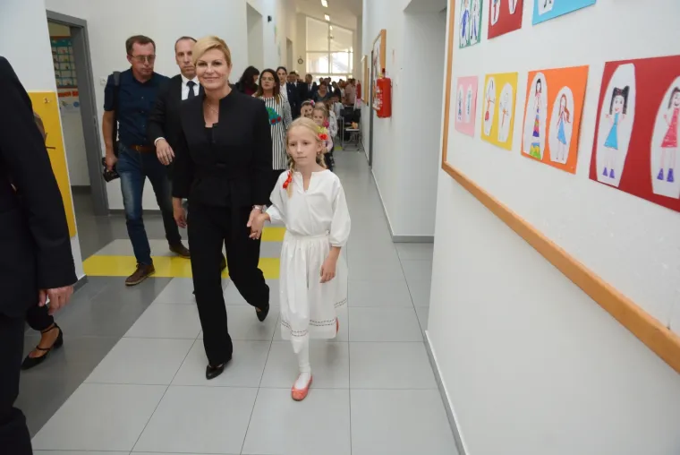 Predsjednica Republike Hrvatske Kolinda Grabar-Kitarović 11. i 12. listopada izmjestila je svoj Ured u Virovitičko-podravsku županiju. Predsjednica je svoj boravak počela jutros ispred zgrade Županije, gdje je s domaćinima, županom Igorom Androvićem i gradonačelnikom Grada Virovitice Ivicom Kirinom nazočila podizanju predsjedničke zastave. U poslijepodnevnim satima Predsjednica je obi&scaron;la Osnovnu &scaron;kolu Augusta Cesarca, područnu &scaron;kolu Bu&scaron;etina u &Scaron;pi&scaron;ić Bukovici, gdje je u nastavku projekta 'Hrvatska čita' zajedno s djecom čitala ulomke iz djela 'Čudnovate zgode &scaron;egrta Hlapića' Ivane Brlić Mažuranić. Potom je posjetila tvrtku Safram d.o.o. u općini Lukac, te tvrtku Brana d.o.o. i Panonski drvni centar kompetencija u Virovitici.
