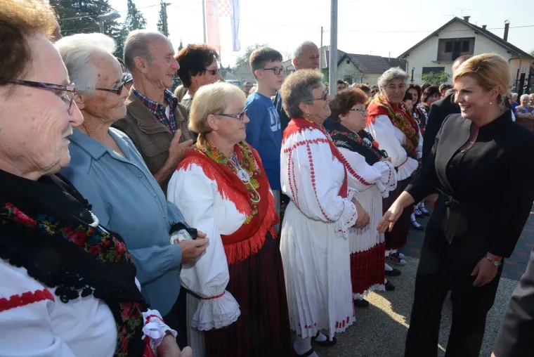 Predsjednica Republike Hrvatske Kolinda Grabar-Kitarović 11. i 12. listopada izmjestila je svoj Ured u Virovitičko-podravsku županiju. Predsjednica je svoj boravak počela jutros ispred zgrade Županije, gdje je s domaćinima, županom Igorom Androvićem i gradonačelnikom Grada Virovitice Ivicom Kirinom nazočila podizanju predsjedničke zastave. U poslijepodnevnim satima Predsjednica je obi&scaron;la Osnovnu &scaron;kolu Augusta Cesarca, područnu &scaron;kolu Bu&scaron;etina u &Scaron;pi&scaron;ić Bukovici, gdje je u nastavku projekta 'Hrvatska čita' zajedno s djecom čitala ulomke iz djela 'Čudnovate zgode &scaron;egrta Hlapića' Ivane Brlić Mažuranić. Potom je posjetila tvrtku Safram d.o.o. u općini Lukac, te tvrtku Brana d.o.o. i Panonski drvni centar kompetencija u Virovitici.