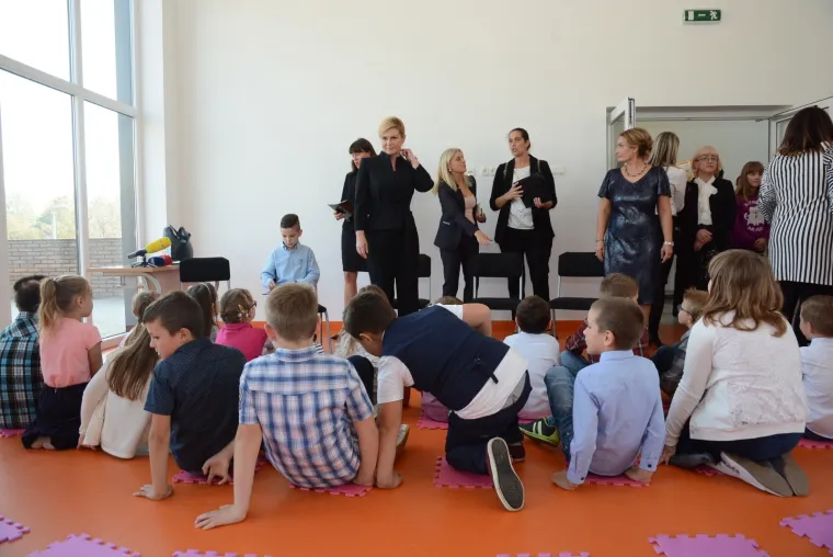 Predsjednica Republike Hrvatske Kolinda Grabar-Kitarović 11. i 12. listopada izmjestila je svoj Ured u Virovitičko-podravsku županiju. Predsjednica je svoj boravak počela jutros ispred zgrade Županije, gdje je s domaćinima, županom Igorom Androvićem i gradonačelnikom Grada Virovitice Ivicom Kirinom nazočila podizanju predsjedničke zastave. U poslijepodnevnim satima Predsjednica je obi&scaron;la Osnovnu &scaron;kolu Augusta Cesarca, područnu &scaron;kolu Bu&scaron;etina u &Scaron;pi&scaron;ić Bukovici, gdje je u nastavku projekta 'Hrvatska čita' zajedno s djecom čitala ulomke iz djela 'Čudnovate zgode &scaron;egrta Hlapića' Ivane Brlić Mažuranić. Potom je posjetila tvrtku Safram d.o.o. u općini Lukac, te tvrtku Brana d.o.o. i Panonski drvni centar kompetencija u Virovitici.