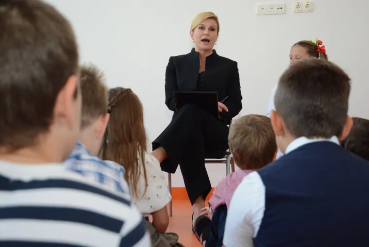 Predsjednica Republike Hrvatske Kolinda Grabar-Kitarović 11. i 12. listopada izmjestila je svoj Ured u Virovitičko-podravsku županiju. Predsjednica je svoj boravak počela jutros ispred zgrade Županije, gdje je s domaćinima, županom Igorom Androvićem i gradonačelnikom Grada Virovitice Ivicom Kirinom nazočila podizanju predsjedničke zastave. U poslijepodnevnim satima Predsjednica je obi&scaron;la Osnovnu &scaron;kolu Augusta Cesarca, područnu &scaron;kolu Bu&scaron;etina u &Scaron;pi&scaron;ić Bukovici, gdje je u nastavku projekta 'Hrvatska čita' zajedno s djecom čitala ulomke iz djela 'Čudnovate zgode &scaron;egrta Hlapića' Ivane Brlić Mažuranić. Potom je posjetila tvrtku Safram d.o.o. u općini Lukac, te tvrtku Brana d.o.o. i Panonski drvni centar kompetencija u Virovitici.