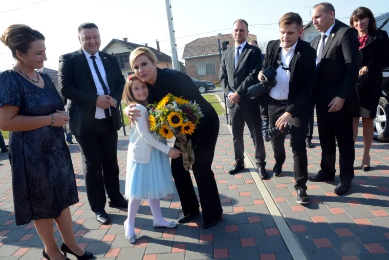 Predsjednica Republike Hrvatske Kolinda Grabar-Kitarović 11. i 12. listopada izmjestila je svoj Ured u Virovitičko-podravsku županiju. Predsjednica je svoj boravak počela jutros ispred zgrade Županije, gdje je s domaćinima, županom Igorom Androvićem i gradonačelnikom Grada Virovitice Ivicom Kirinom nazočila podizanju predsjedničke zastave. U poslijepodnevnim satima Predsjednica je obi&scaron;la Osnovnu &scaron;kolu Augusta Cesarca, područnu &scaron;kolu Bu&scaron;etina u &Scaron;pi&scaron;ić Bukovici, gdje je u nastavku projekta 'Hrvatska čita' zajedno s djecom čitala ulomke iz djela 'Čudnovate zgode &scaron;egrta Hlapića' Ivane Brlić Mažuranić. Potom je posjetila tvrtku Safram d.o.o. u općini Lukac, te tvrtku Brana d.o.o. i Panonski drvni centar kompetencija u Virovitici.