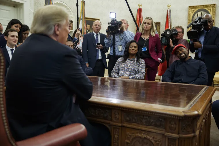 Trump odu&scaron;evljeno slu&scaron;ao govor Kanyea Westa u Bijeloj kući: Pao i zagrljaj