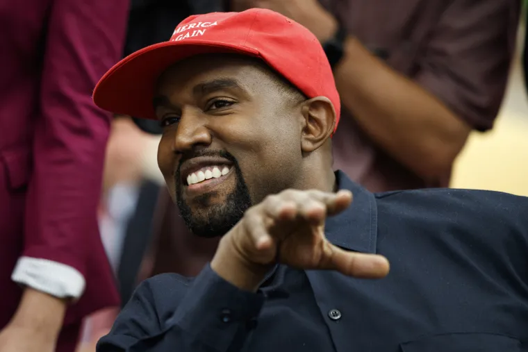 Trump odu&scaron;evljeno slu&scaron;ao govor Kanyea Westa u Bijeloj kući: Pao i zagrljaj