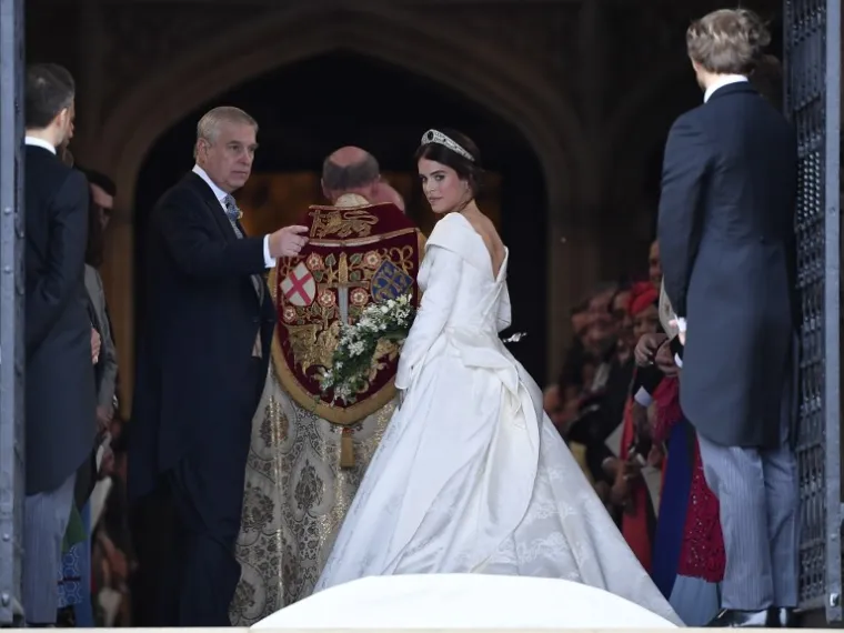 NAJLJEPŠE FOTOGRAFIJE S PRINCEZINOG VJENČANJA: Harry nasmijao kraljicu, a otkrivena je i neobična torta kraljevskog para