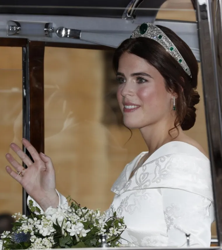 NAJLJEPŠE FOTOGRAFIJE S PRINCEZINOG VJENČANJA: Harry nasmijao kraljicu, a otkrivena je i neobična torta kraljevskog para