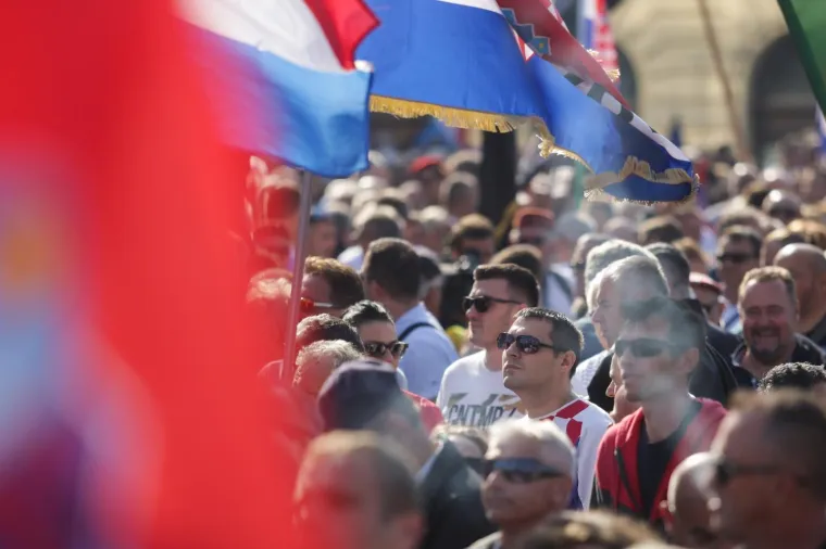 PROSVJED PROTIV VLASTI: U Vukovaru održan prosvjed zbog neprocesuiranja ratnih zločina