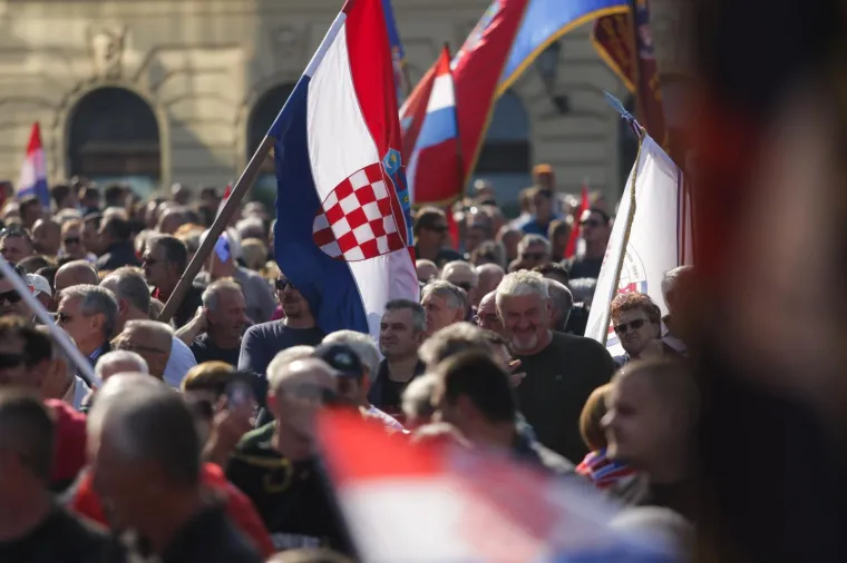 PROSVJED PROTIV VLASTI: U Vukovaru održan prosvjed zbog neprocesuiranja ratnih zločina
