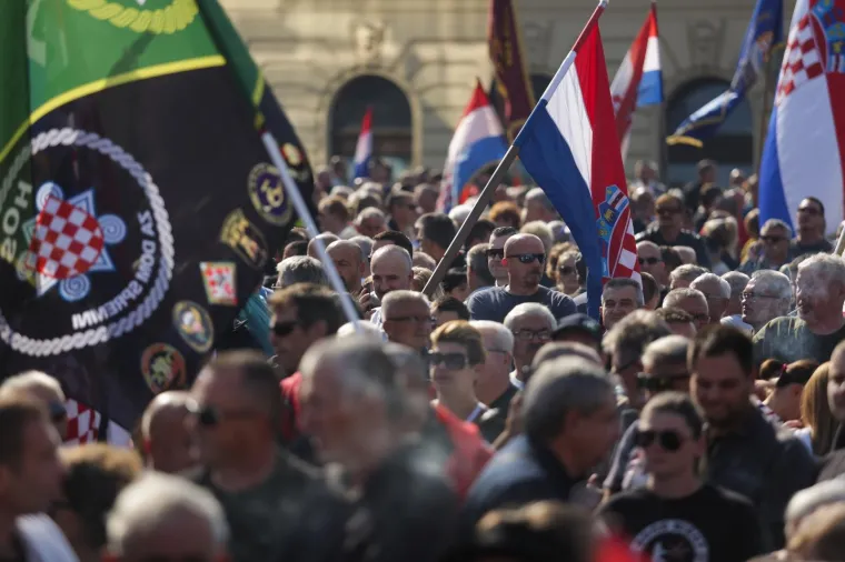 PROSVJED PROTIV VLASTI: U Vukovaru održan prosvjed zbog neprocesuiranja ratnih zločina