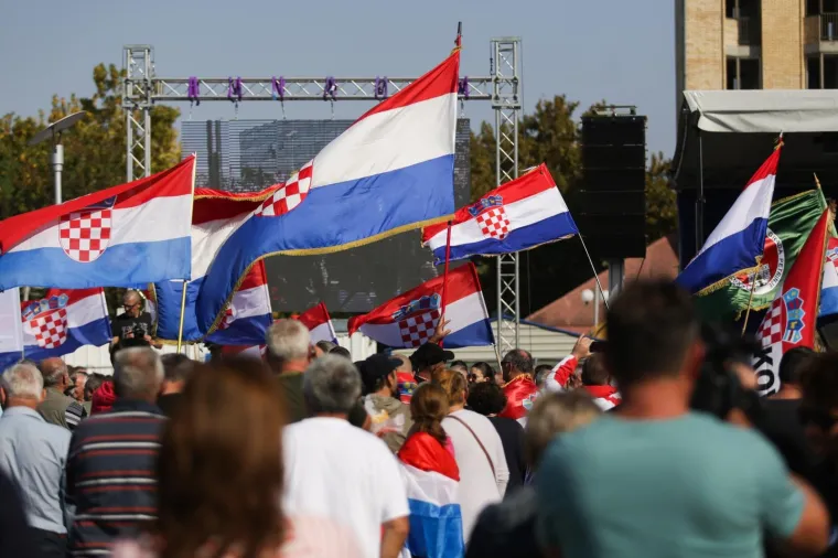 PROSVJED PROTIV VLASTI: U Vukovaru održan prosvjed zbog neprocesuiranja ratnih zločina