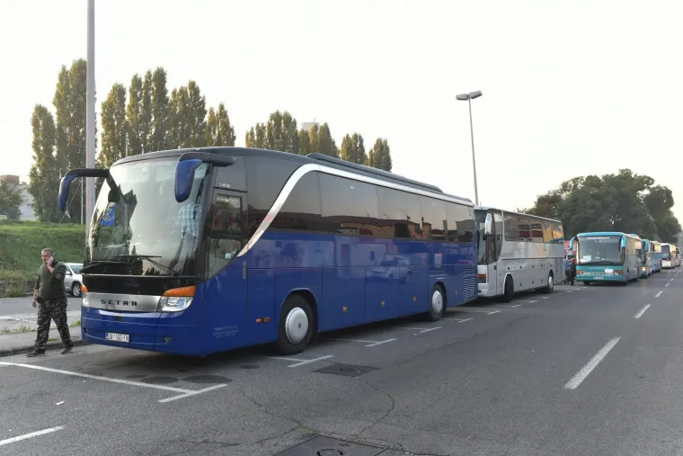 S parkirali&scaron;ta iza Cibone prosvjednici su na poziv gradonačelnika Vukovara Ivana Penave krenuli na prosvjed u taj grad