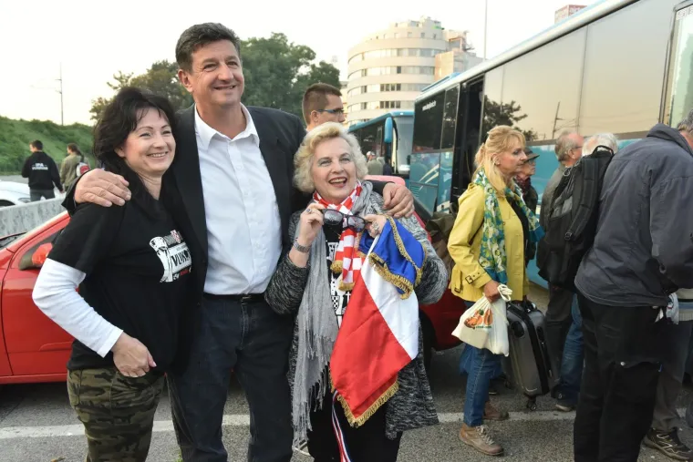 PUNI AUTOBUSI IZ ZAGREBA: Prosvjednici na poziv gradonačelnika Vukovara Penave krenuli na prosvjed