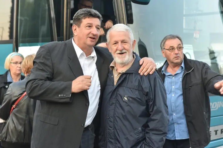 PUNI AUTOBUSI IZ ZAGREBA: Prosvjednici na poziv gradonačelnika Vukovara Penave krenuli na prosvjed