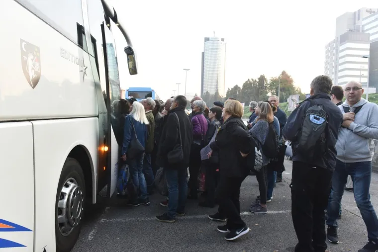 PUNI AUTOBUSI IZ ZAGREBA: Prosvjednici na poziv gradonačelnika Vukovara Penave krenuli na prosvjed