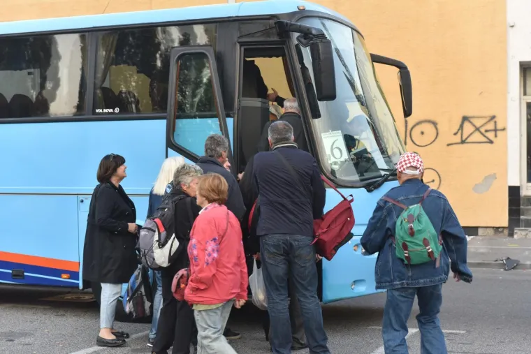 PUNI AUTOBUSI IZ ZAGREBA: Prosvjednici na poziv gradonačelnika Vukovara Penave krenuli na prosvjed