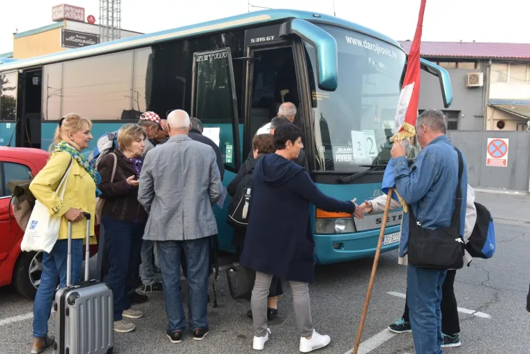 PUNI AUTOBUSI IZ ZAGREBA: Prosvjednici na poziv gradonačelnika Vukovara Penave krenuli na prosvjed