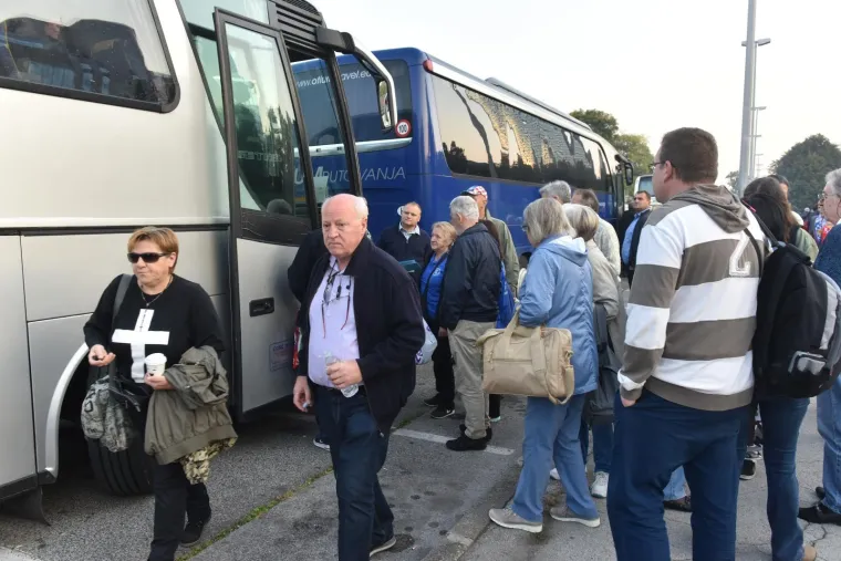 PUNI AUTOBUSI IZ ZAGREBA: Prosvjednici na poziv gradonačelnika Vukovara Penave krenuli na prosvjed