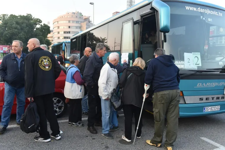 PUNI AUTOBUSI IZ ZAGREBA: Prosvjednici na poziv gradonačelnika Vukovara Penave krenuli na prosvjed